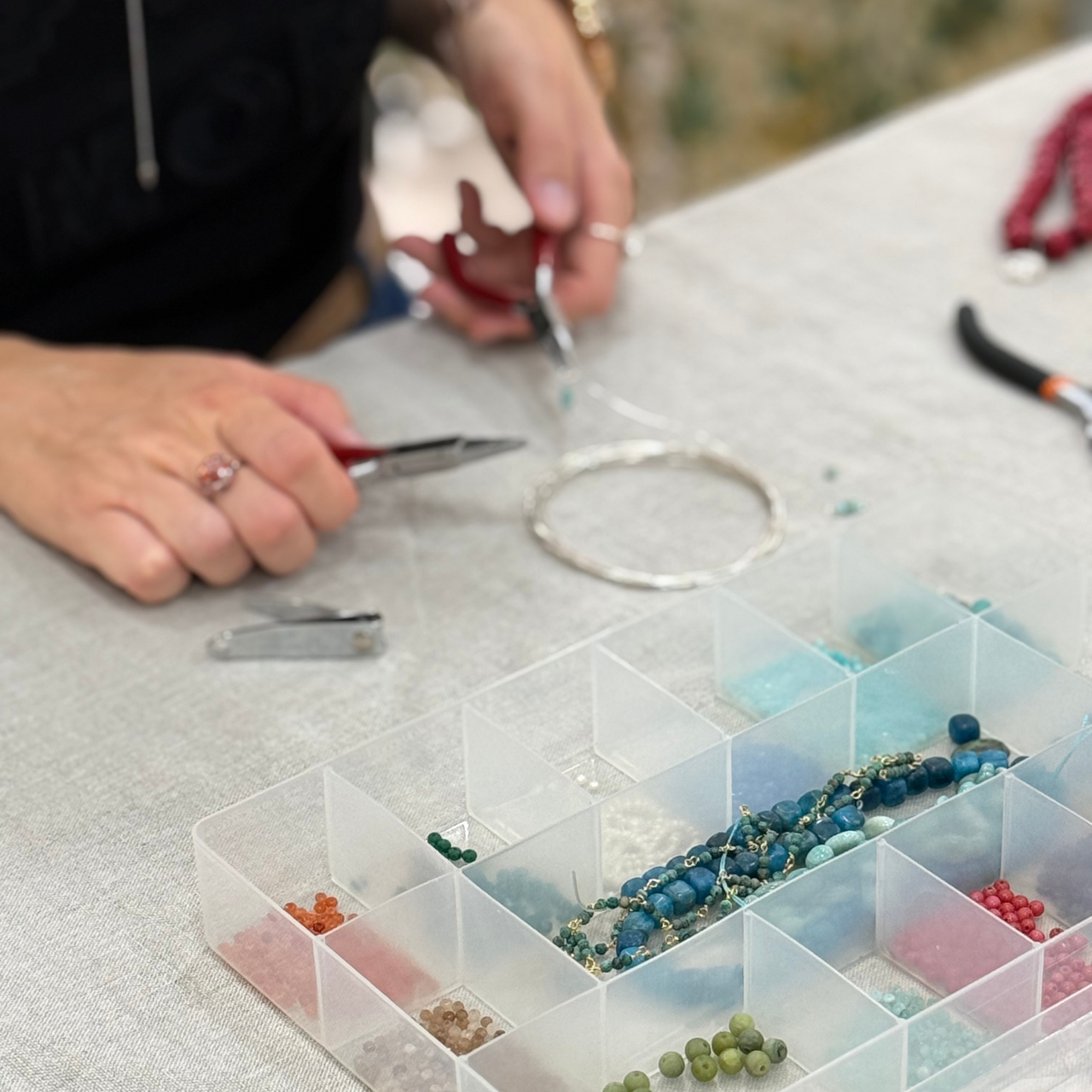 Workshop de Joalharia na Baixa do Porto: crie o seu colar ou pulseira